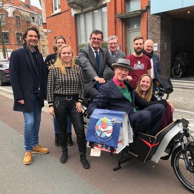 Cowboy Henk fietst door de Belle Epoquewijk